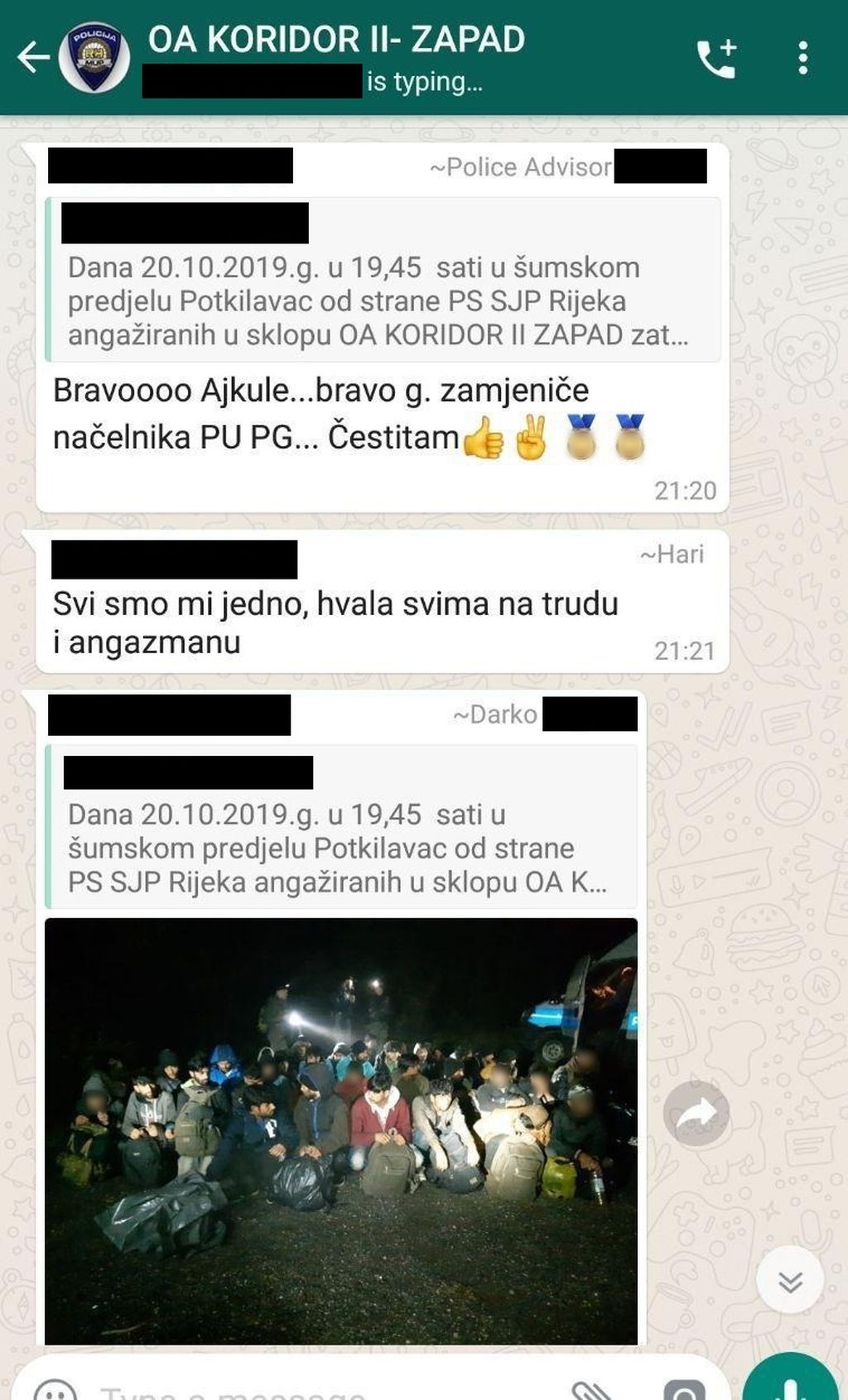 Danka Derifaj i Ranko Ostojić pregledavaju poruke