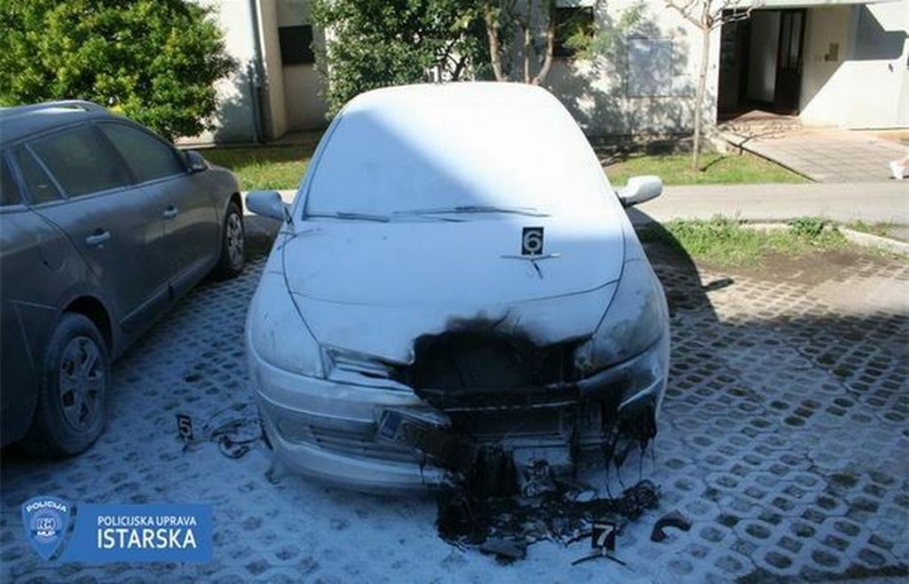 Policija otkrila tko je zapalio vozila u Poreču - 3