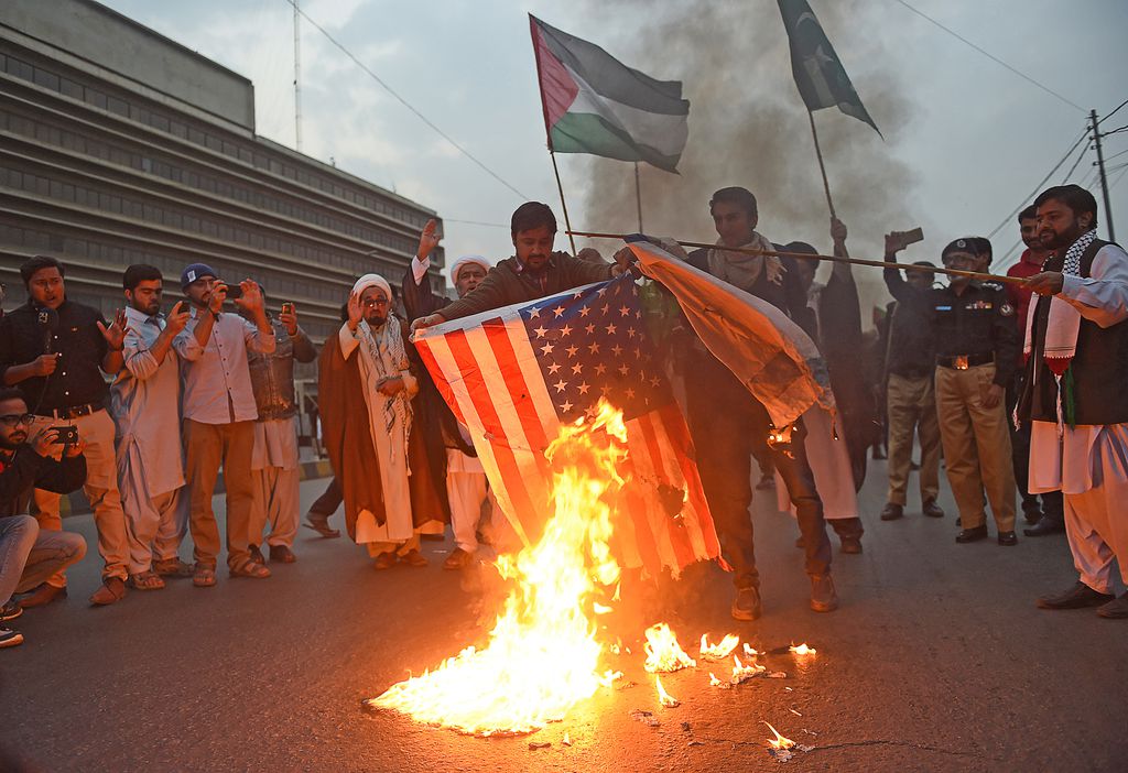 Zapaljeni plakat s likom Donalda Trumpa (Foto: AFP)