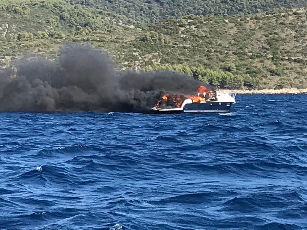 Potonula je jahta koja se zapalila u Hvarskom arhipelagu (Foto: Ministarstvo mora, prometa i infrastrukture)
