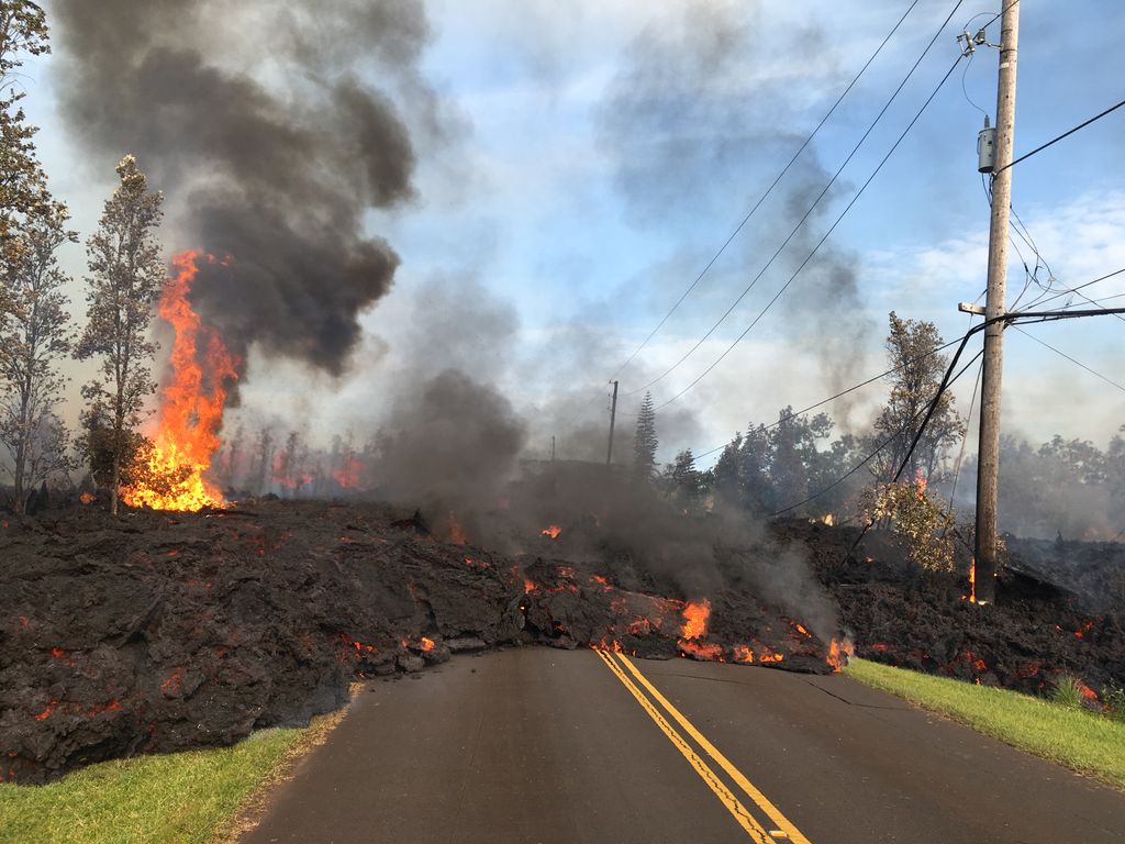 Otvorila se zemlja na Havajima: Vulkan Kilaeua i dalje prijeti kućama, do sada uništeno 26 domova (Screenshot Reuters/Paradise Helicopters)