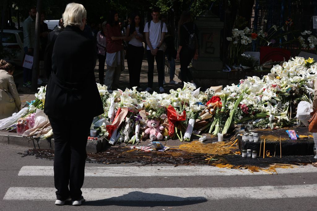 Poruke, cvijeće i svijeće ispred škole za ljude ubijene u beogradskoj školi