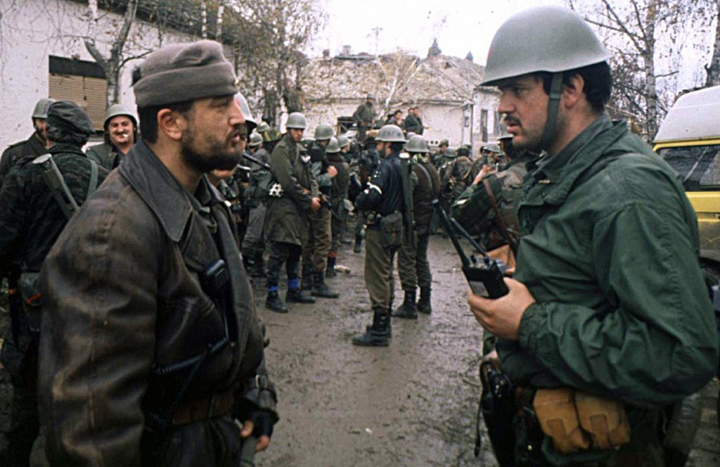Srpska paravojska puca na položaje hrvatskih vojnika koji brane Vukovar (Foto: Arhiva/AFP)