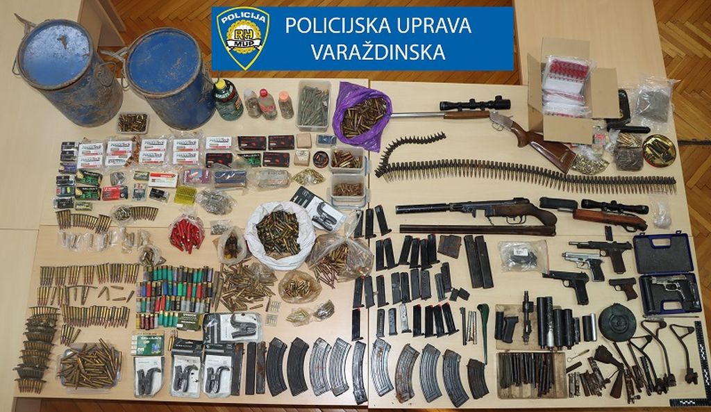 Policija u pretragama pronašla drogu i oružje