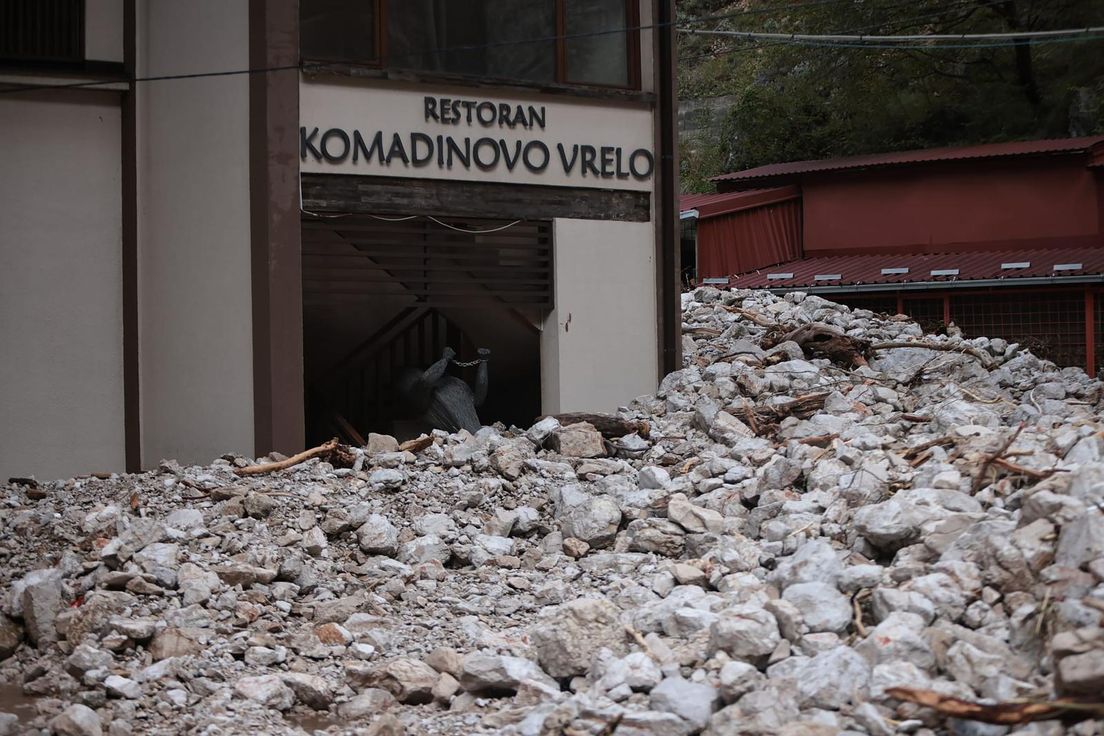 Imam Ena I Sin Jedva Se Spasili Iz Potopljene D Amije Bili Su Na