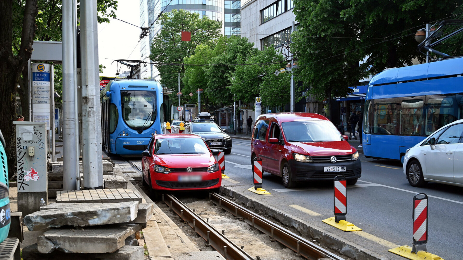 FOTO Automobil opet upao u tramvajske tračnice u Zagrebu Pogledajte