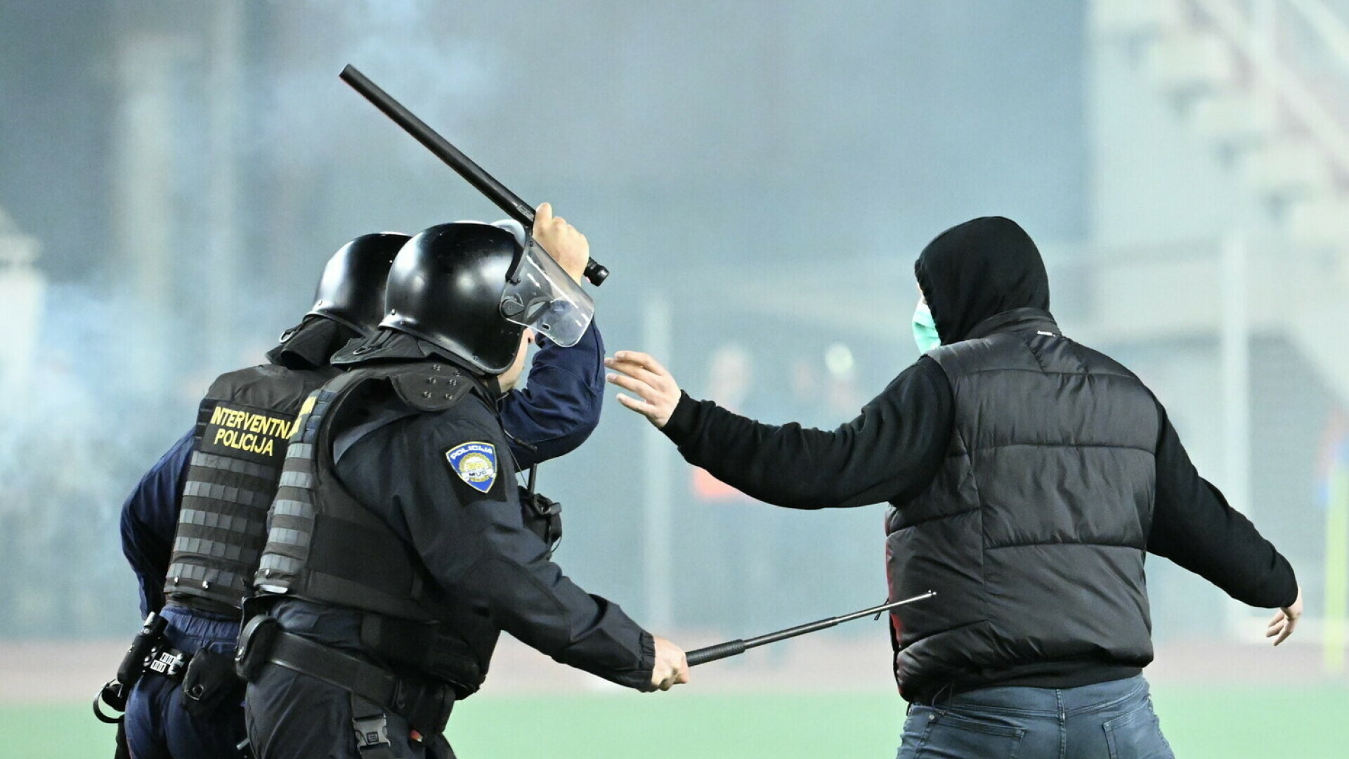 Foto Navija Ki Neredi U Splitu Privedena Osoba Tri Policajca