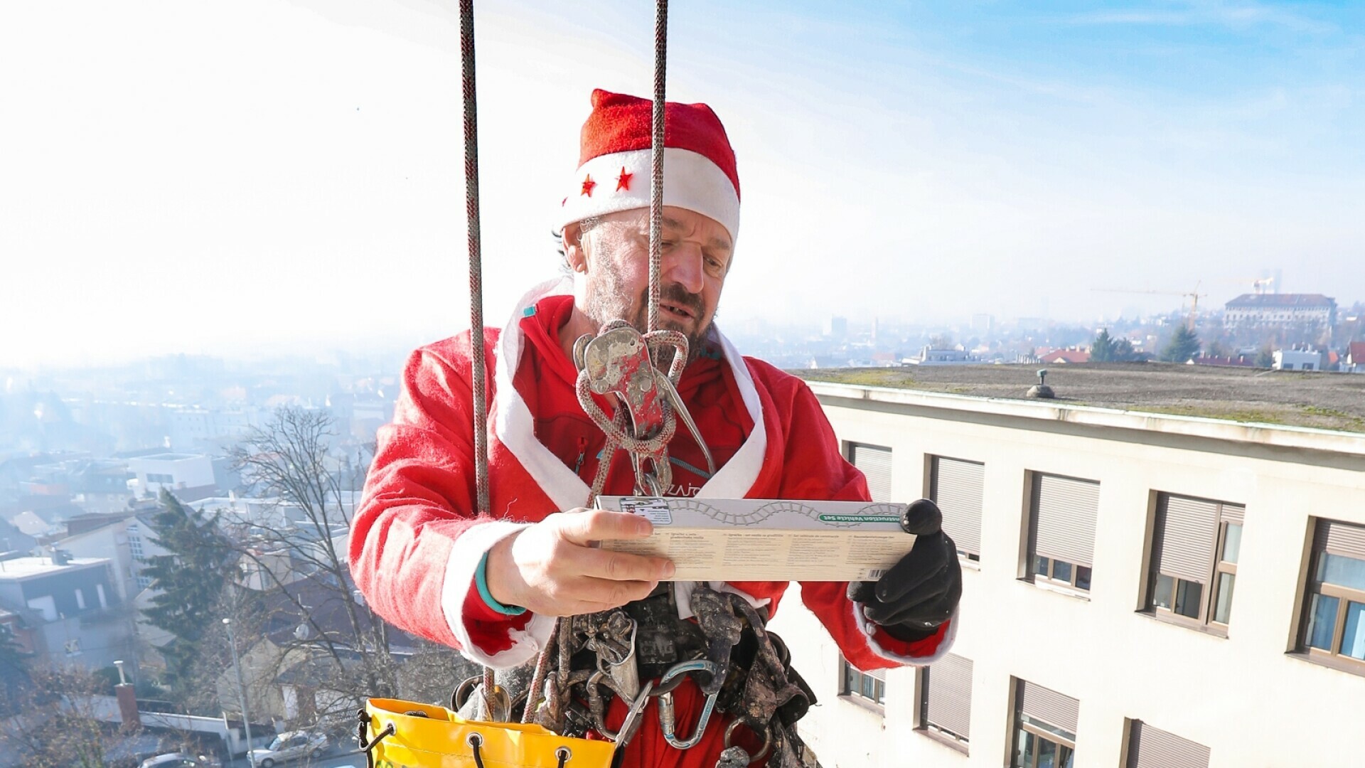 Djedovi Mrazovi Spustili Se Niz Rebro Kako Bi Najmla Ima Podijelili Poklone