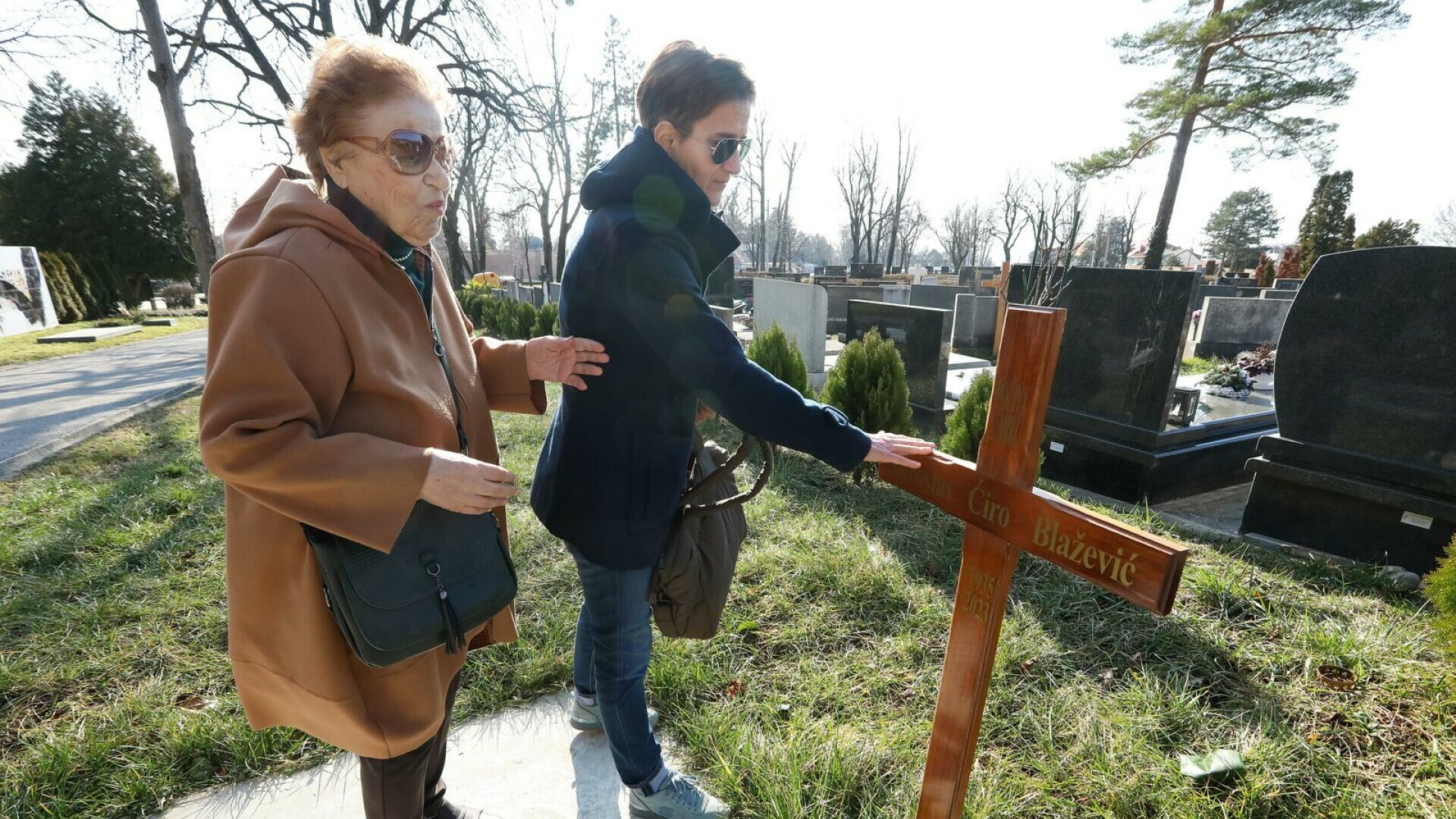 Sestra pokojnog Ćire posjetila je bratov grob na godišnjicu njegove