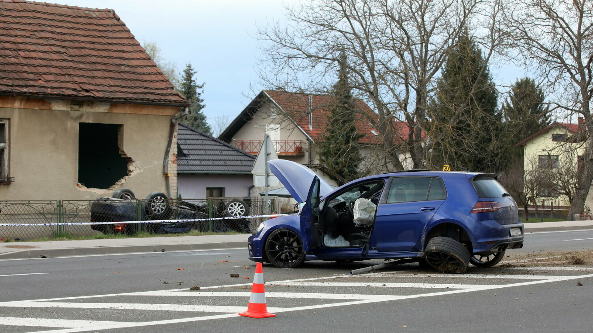 FOTO Teška prometna nesreća kod Varaždina Uletio u dvorište kuće pa