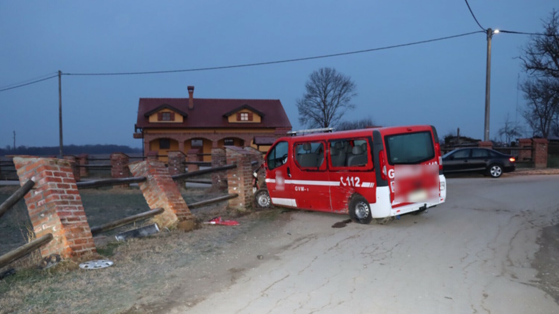 Foto Pijani Mu Karac Ukrao Vatrogasno Vozilo I Njime Se Zabio U Ogradu