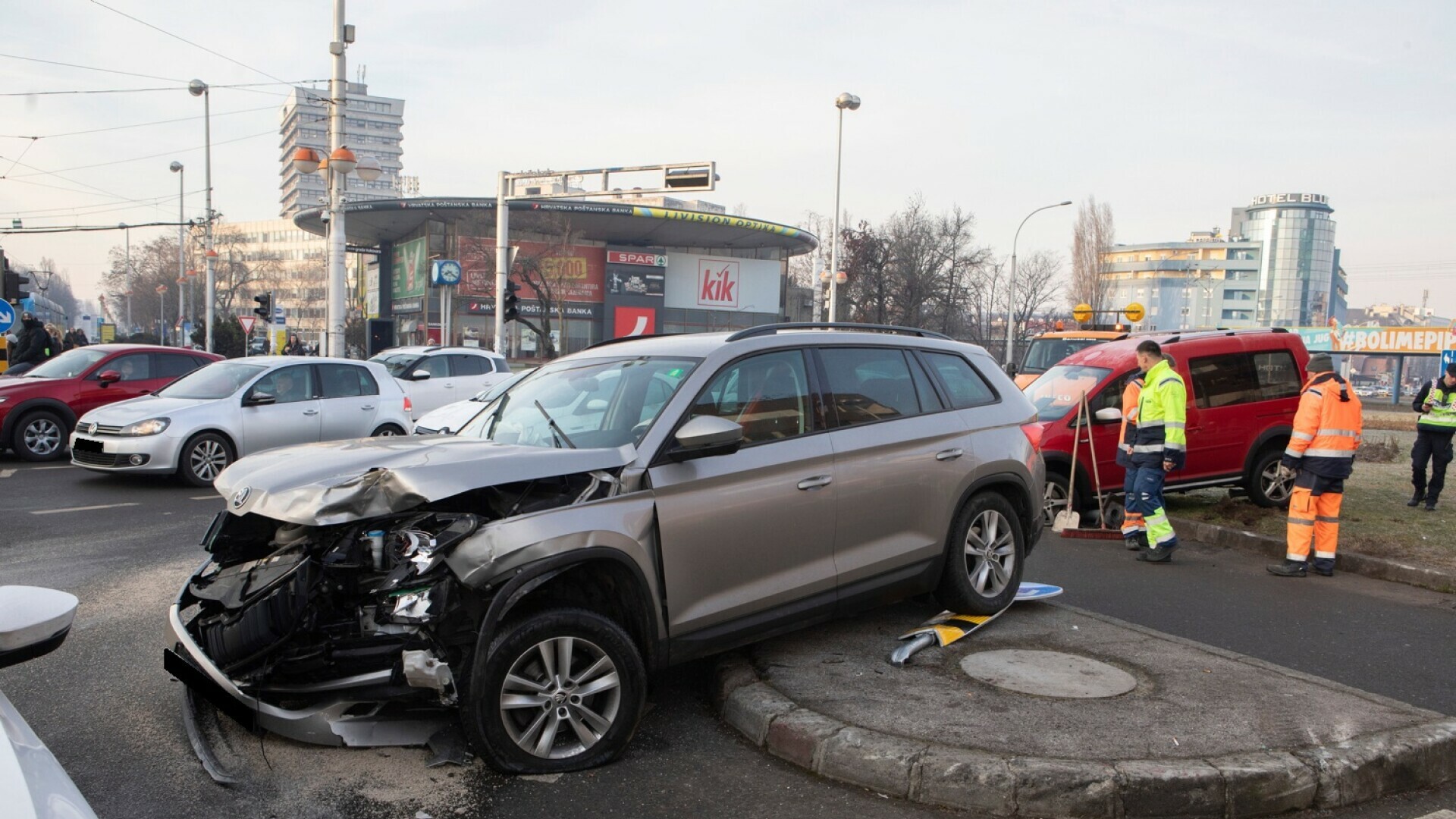 FOTO Sudar na jednom od prometnijih raskrižja u Zagrebu Dijelovi