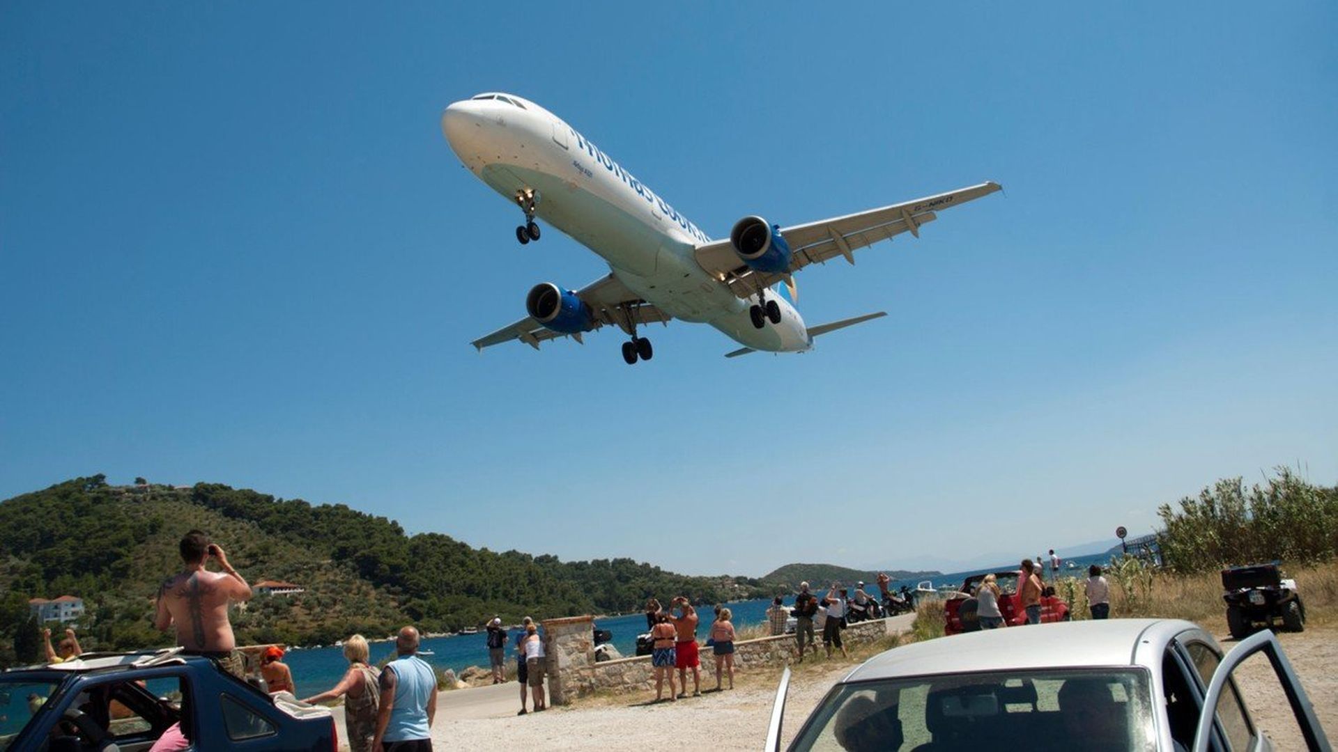 Pazi Avion Gr Ki Otok Na Koji Turisti Dolaze Zbog Opasne Piste