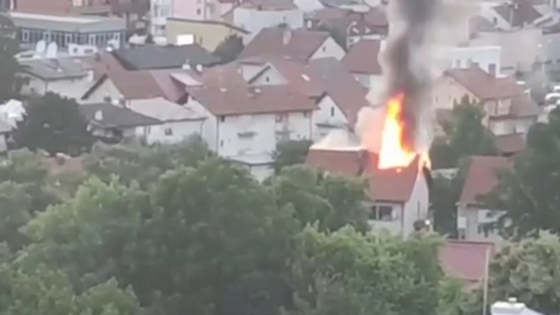 VIDEO FOTO Izbio požar u zagrebačkom naselju Volovčica Gorjelo