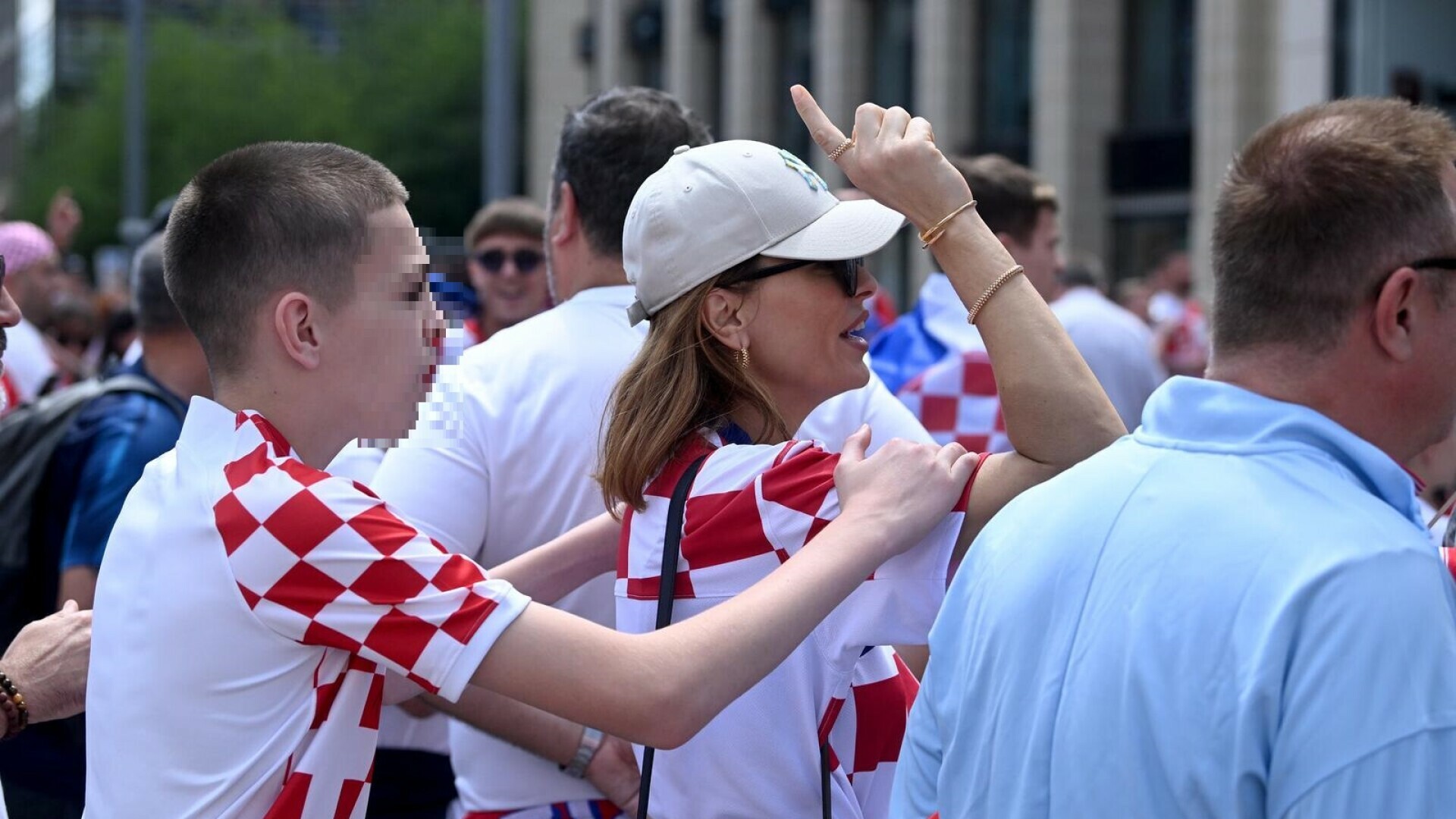 Naša bivša misica nije se uspjela sakriti ispod šilterice i naočala