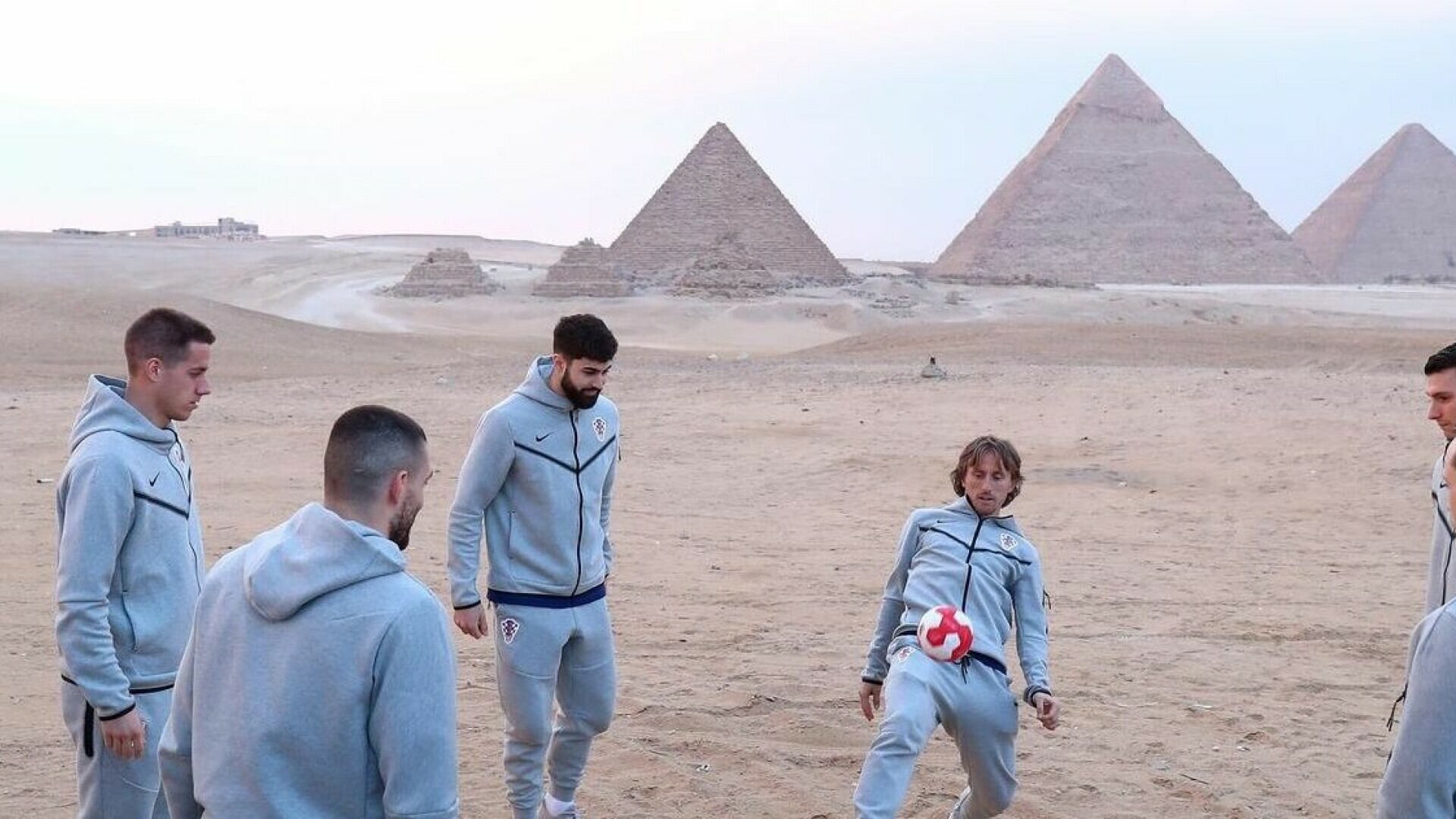 FOTO Modrić i društvo uživaju u Egiptu Vatreni posjetili piramide