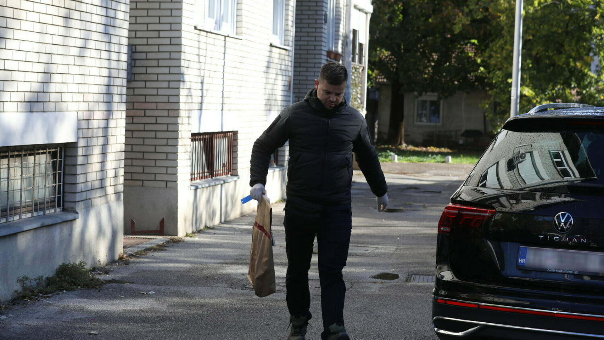 FOTO Pogledajte kako policija dovodi osumnjičenike iz velike akcije na