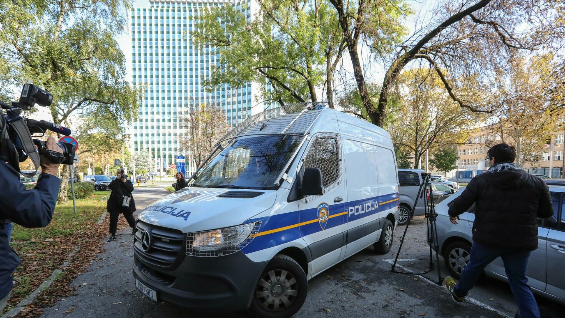 FOTO Pogledajte kako policija dovodi osumnjičenike iz velike akcije na