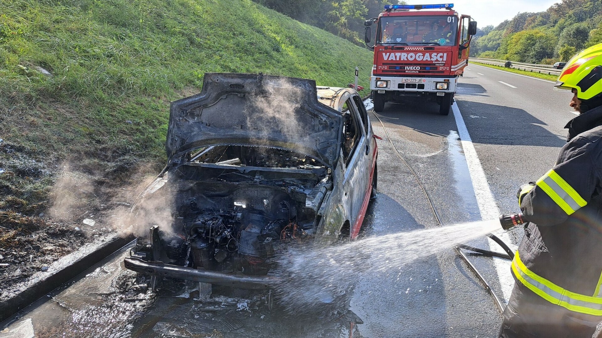 Foto Drama Na Autocesti Zapalio Se Auto U Vo Nji Vatra Ga Progutala