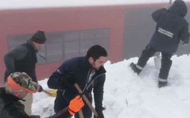 Pripadnici Civilne zaštite čiste u Fužinama (Dnevnik.hr) (Foto: ) Pripadnici Civilne zaštite čiste u Fužinama (Dnevnik.hr)