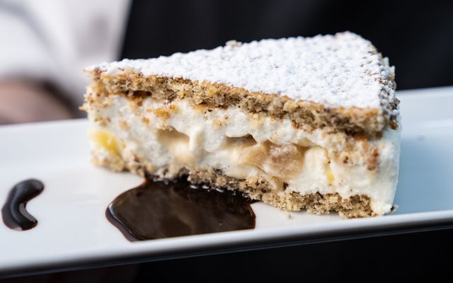 Torta od ricotte i kruške s biskvitom od lješnjaka