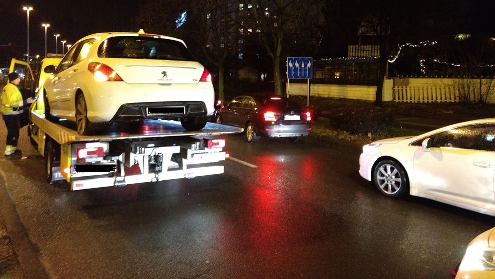 Oštećeni Peugeot nakon naleta na rupu u Savskoj (Foto: čitatelj) (Foto: ) Oštećeni Peugeot nakon naleta na rupu u Savskoj (Foto: čitatelj)