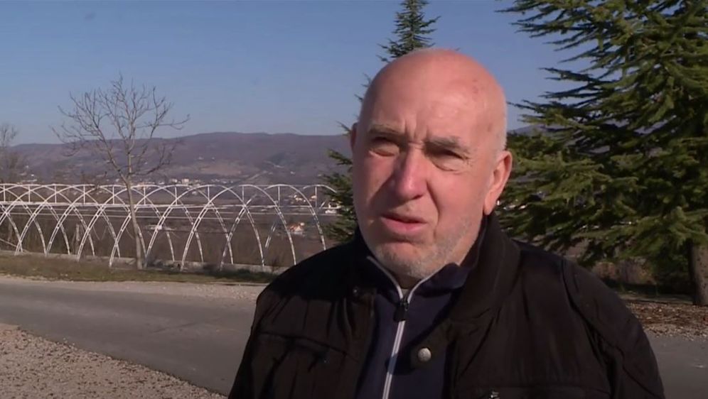 Pred rodnom kućom Milana Bandića u Grudama upaljeni lampioni i izvješena crna zastava - 2