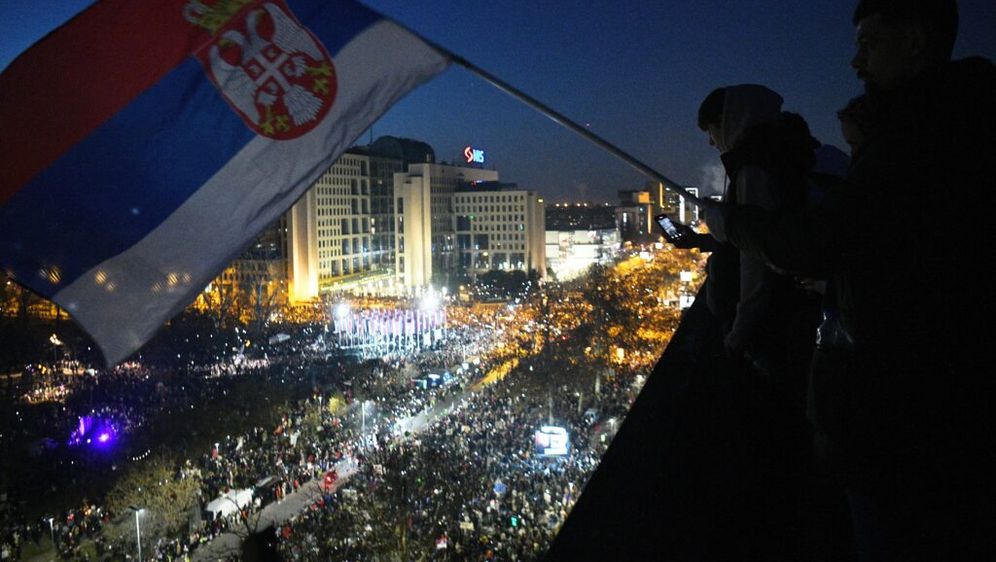 Foto Vu I U Se Na Ulicama Novog Sada Valja Rijeka Nezadovoljnika