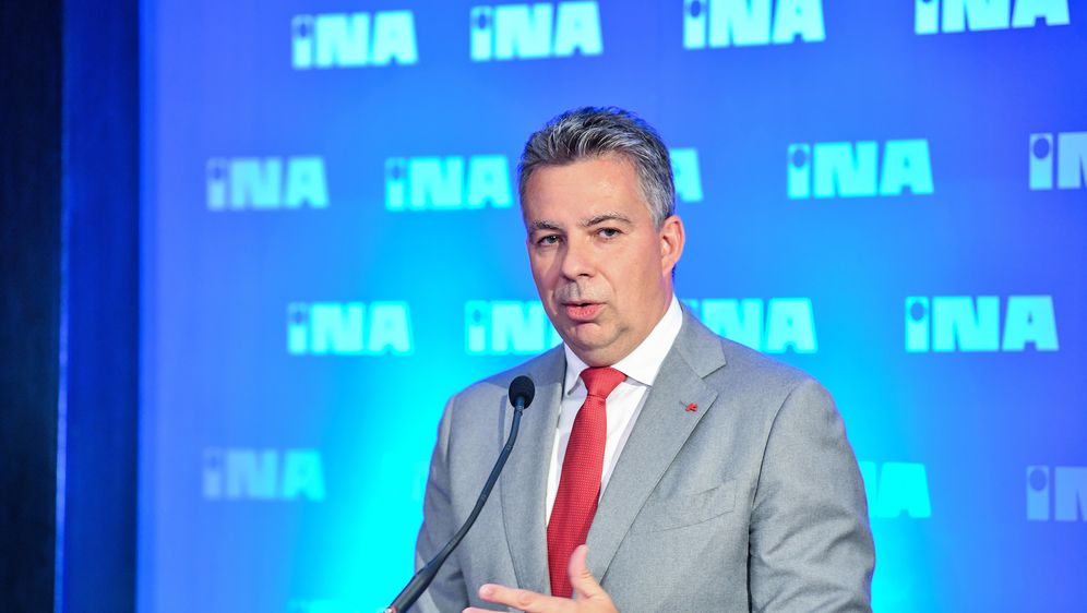 Potpisivanje ugovora između INA-e i Enija (Foto: Pixell)