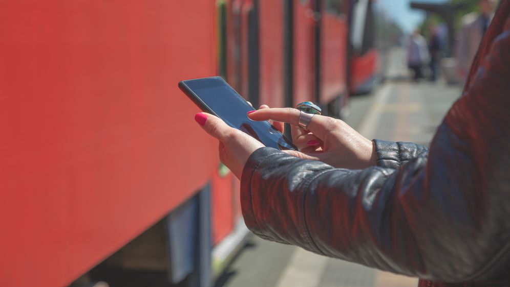 Plaćanje računa dok čekate tramvaj (Foto: Thinkstock) (Foto: Thinkstock)