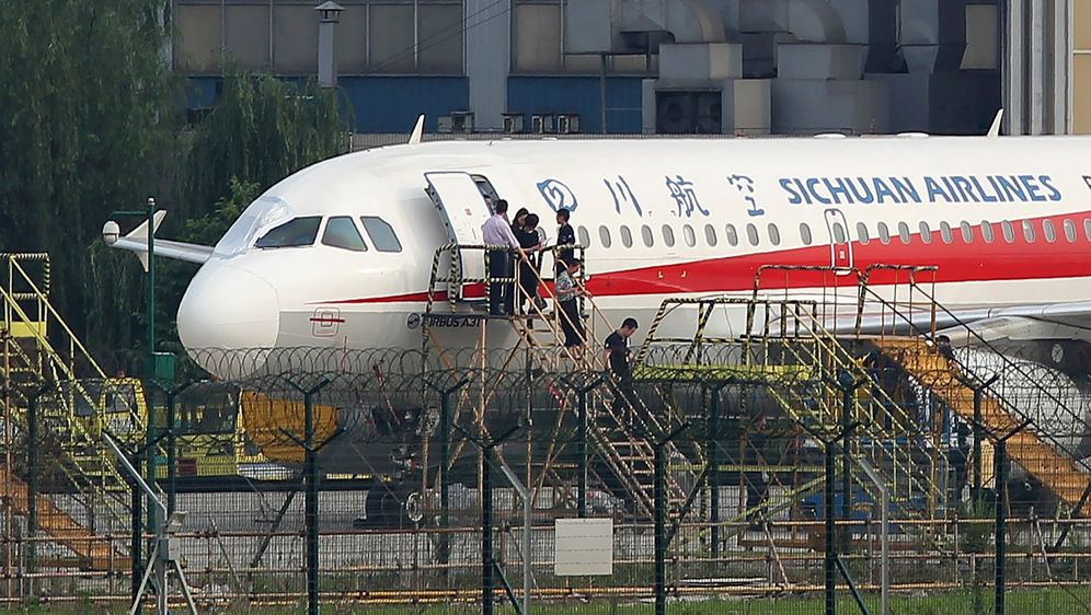 Kaos na 9000 metara: Puklo vjetrobransko staklo, kopilot umalo izletio iz aviona (Foto: AFP) (Foto: )