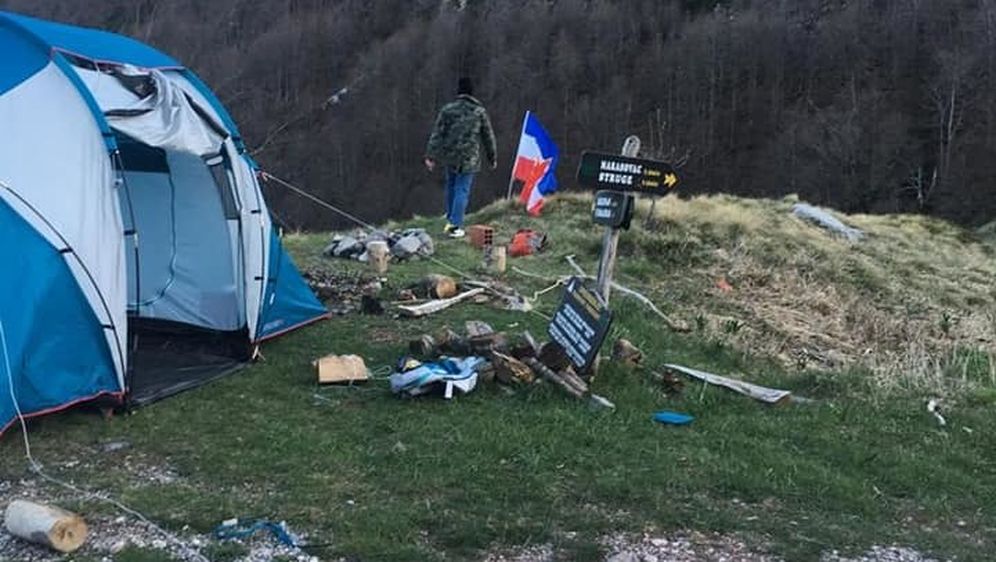 Slovenci na Velebit izvjesili zastavu SFRJ (Foto: Antena Zadar) - 1