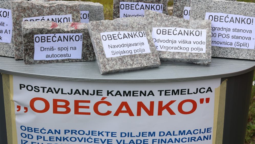 Miro Bulj postavlja kamene temeljce (Foto: Dnevnik.hr)