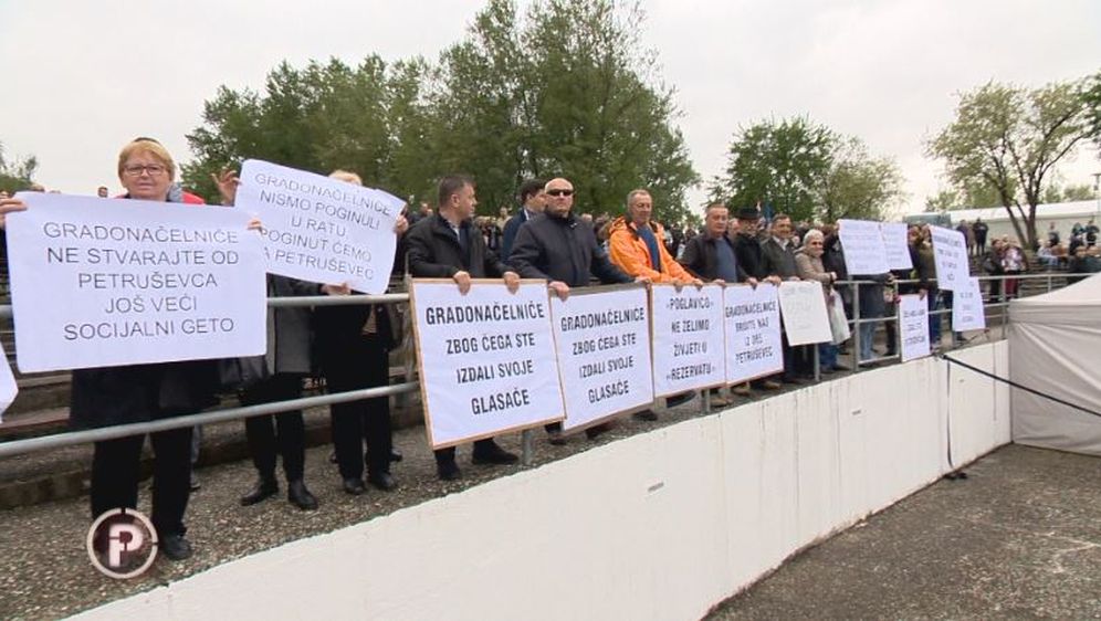 Prosvjed protiv useljivanja Roma u zgradu na Petruševcu (Foto: Dnevnik.hr) - 1