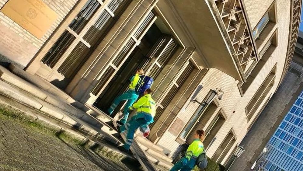 Hitne službe jučer u zgradi suda u Haagu (Foto: Eugen Jakovčić)