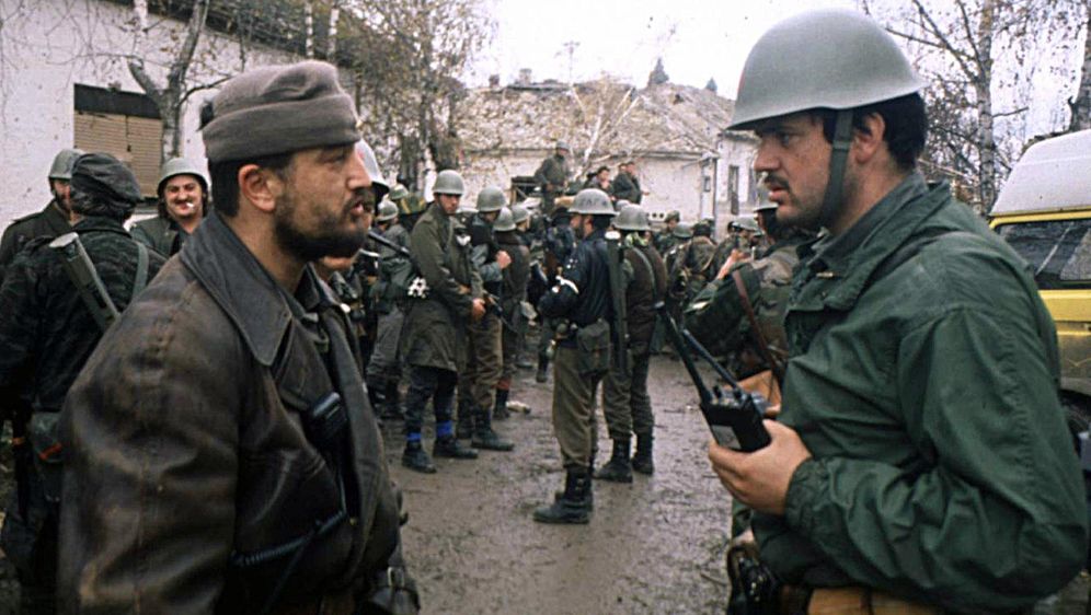 Srpska paravojska puca na položaje hrvatskih vojnika koji brane Vukovar (Foto: Arhiva/AFP)