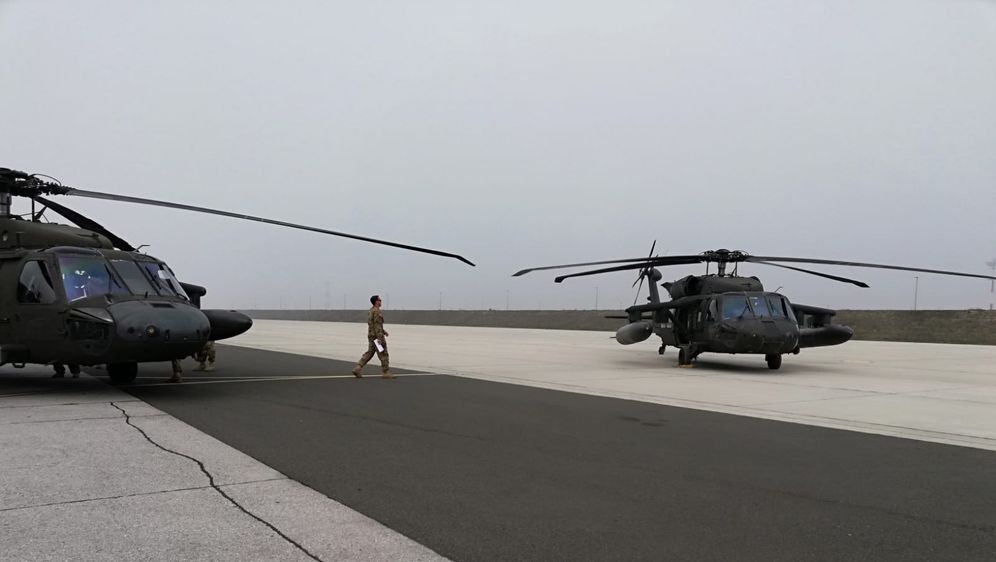 Ministar obrane Damir Krstičević i američki veleposlanik Robert Kohorst u probnom letu helikoptera Black Hawk (Foto: MORH)