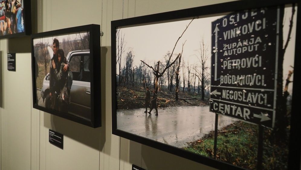 Autor Romeo Ibrišević sa svojom poznatom fotografijom u rukama koja je u stalnoj postavi Muzeja