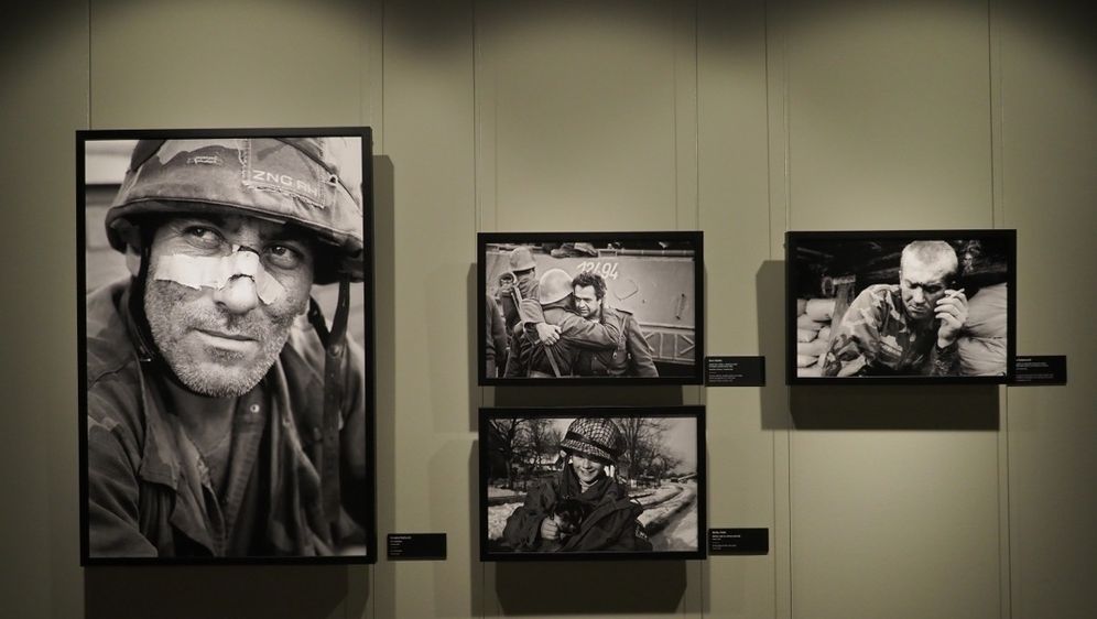 Autor Romeo Ibrišević sa svojom poznatom fotografijom u rukama koja je u stalnoj postavi Muzeja