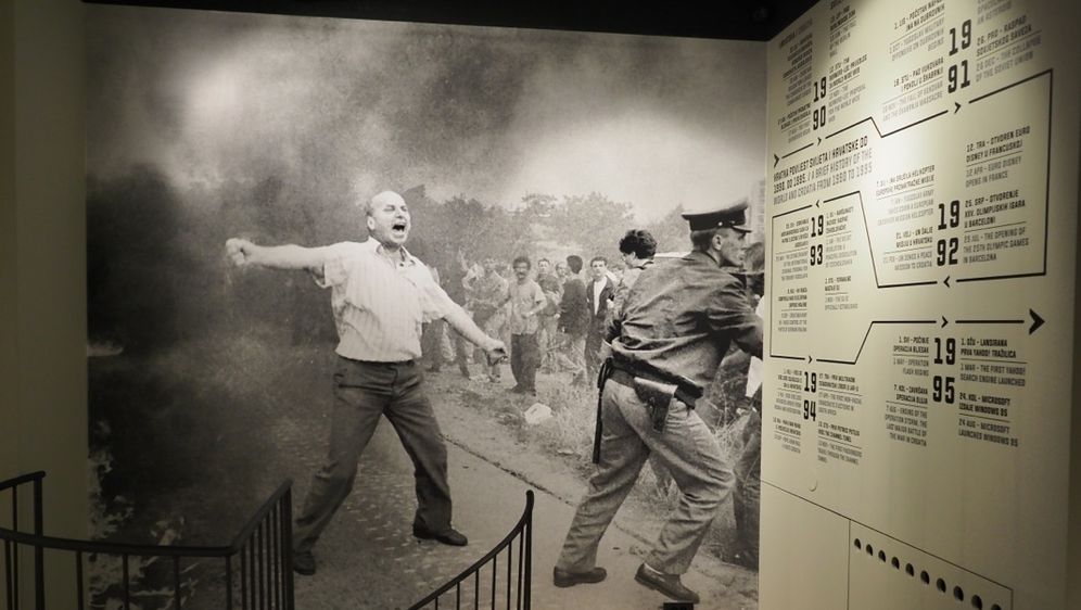 Autor Romeo Ibrišević sa svojom poznatom fotografijom u rukama koja je u stalnoj postavi Muzeja