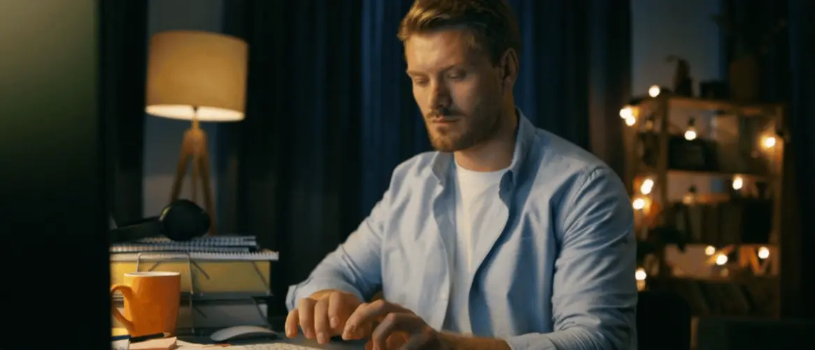 Muškarac ispred računala kako rješava probleme