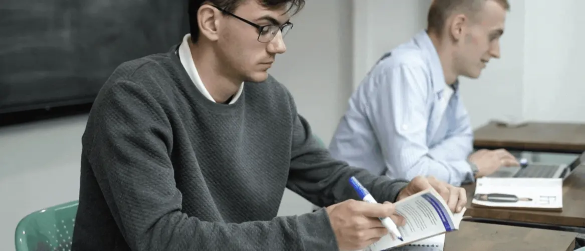 Muškarci koji razmišljaju i istražuju informacije