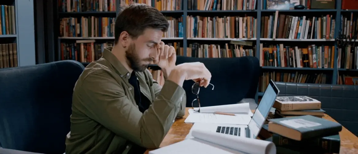 Trljanje očiju i razmišljanje pred računalom