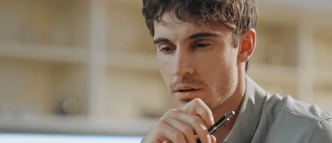 Muškarac kako razmišlja s kemijskom u ruci