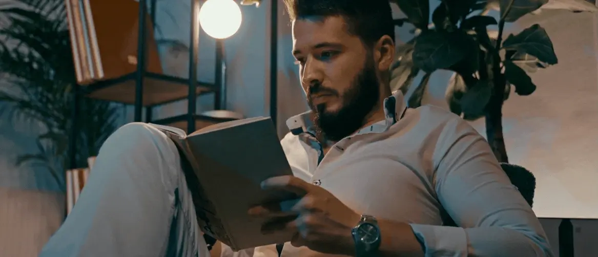 Čitanje i razmišljanje u dnevnom boravku