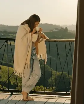 Žena uživa pod dekom