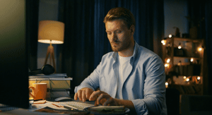 Muškarac ispred računala kako rješava probleme