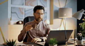 Razmišljanje uz kompjutor i kavu