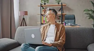 Sjedenje na kauču i igranje na laptopu