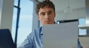 Muškarac koji čita i razmišlja s kemijskom u ustima